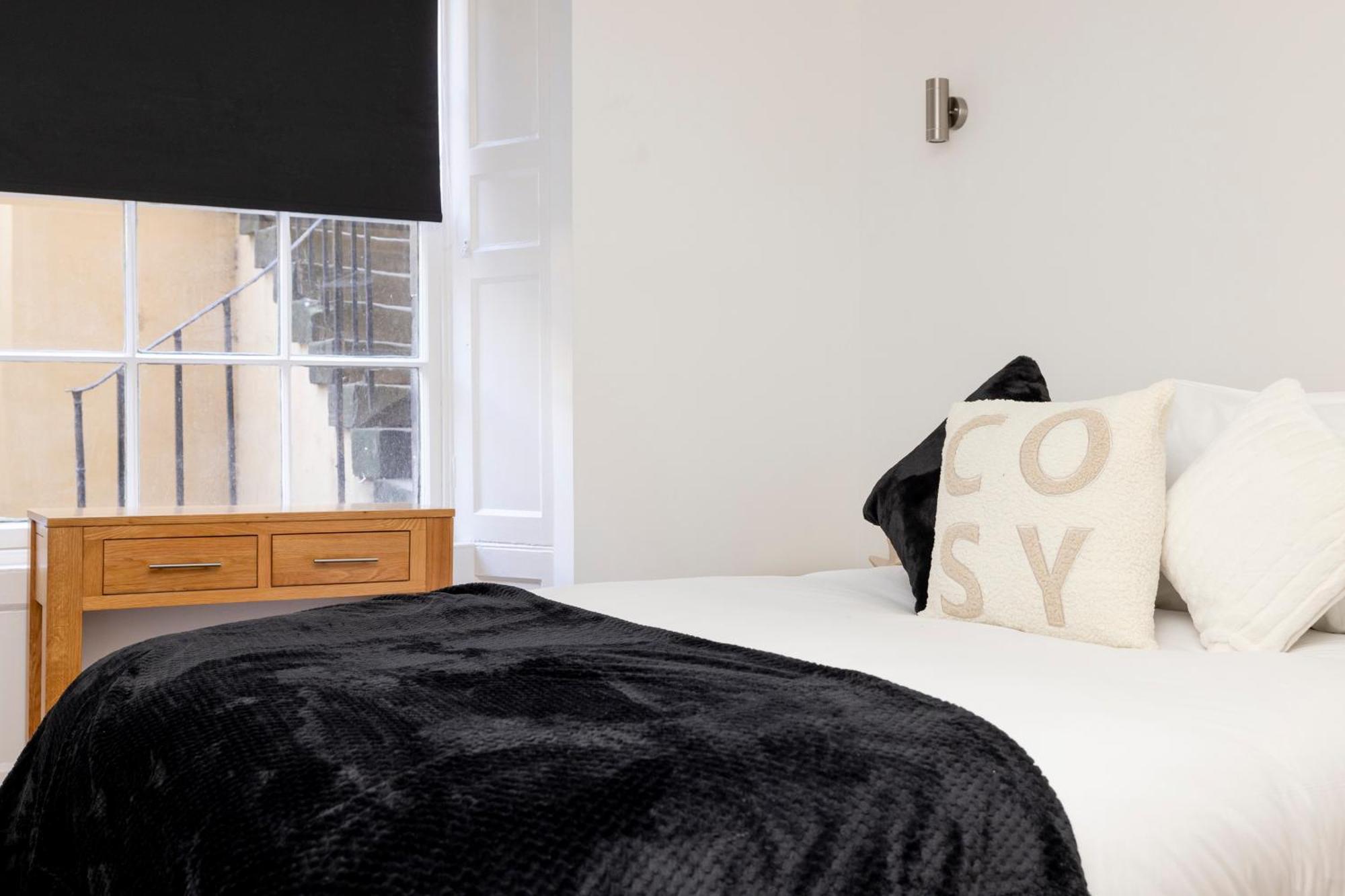 Joivy 3Br Flat In Haymarket With Free Parking Edinburgh Exterior photo
